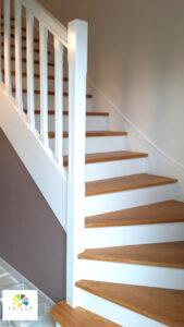 escalier 2 couleurs marches vitrifiées ton naturel contremarches blanches ackm décoration 35