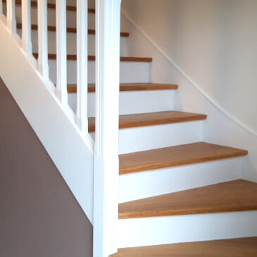 escalier 2 couleurs marches vitrifiées ton naturel contremarches blanches ackm décoration 35